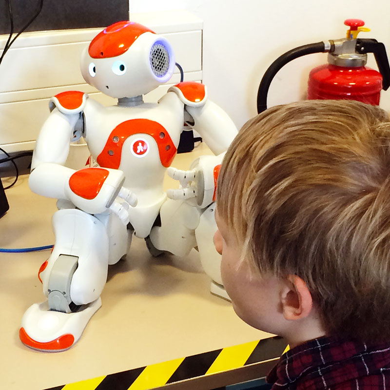 Roboter Grace Kind betrachtet den Roboter Grace