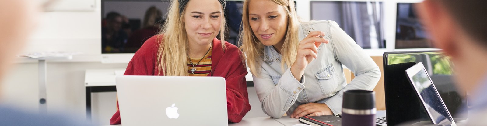 Studierende arbeiten zusammen