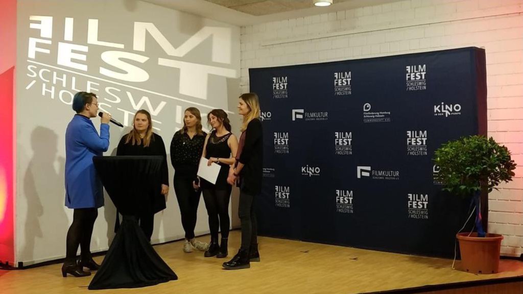 Ein Team von Studierenden bei einer Preisverleihung.