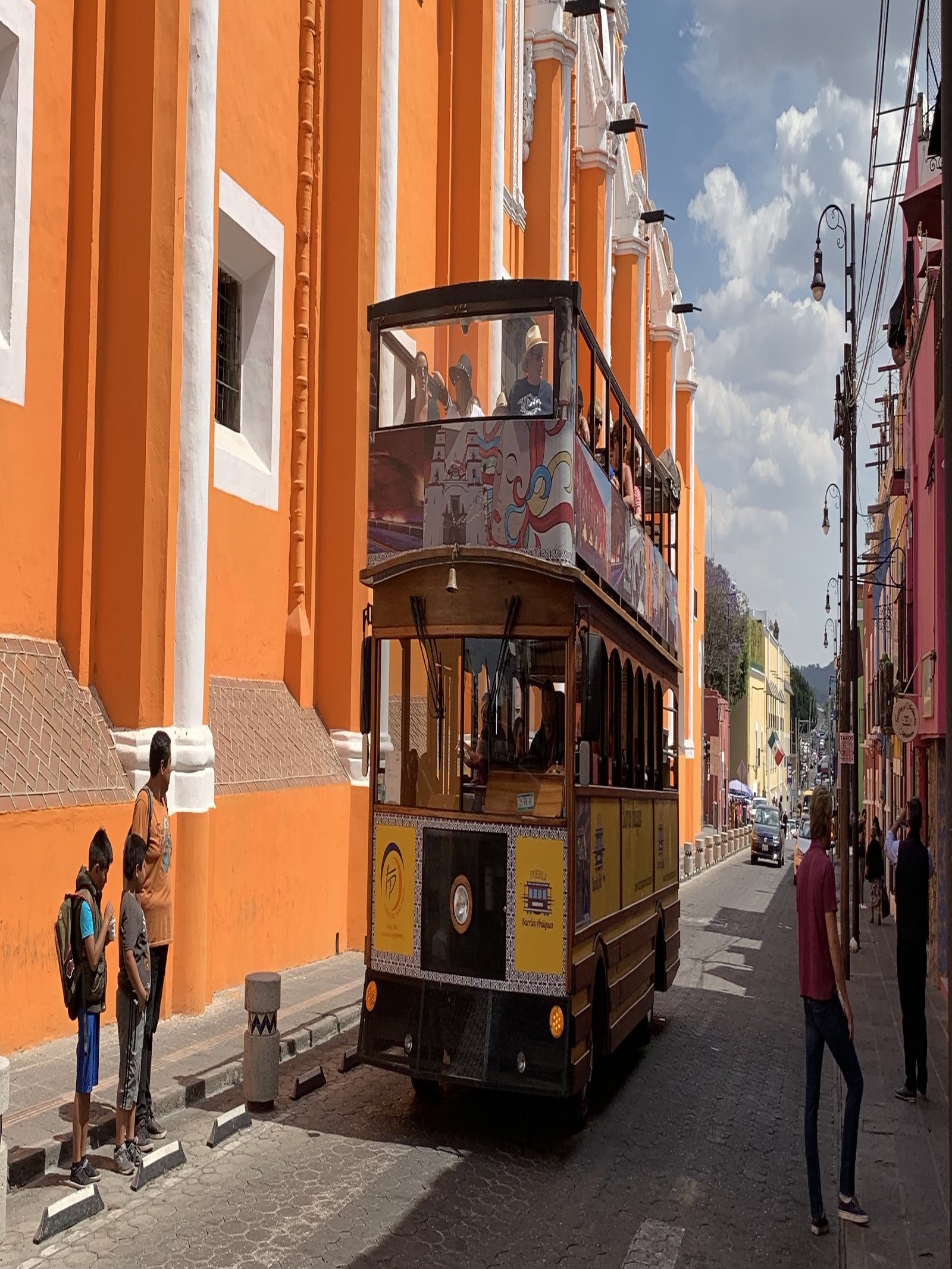In der malerischen Stadt Puebla gab es für die Studierenden viel zu entdecken. Ein alter Straßenbus gehörte zu den vielen kleinen Sehenswürdigkeiten dazu. Foto: Tobias Specker