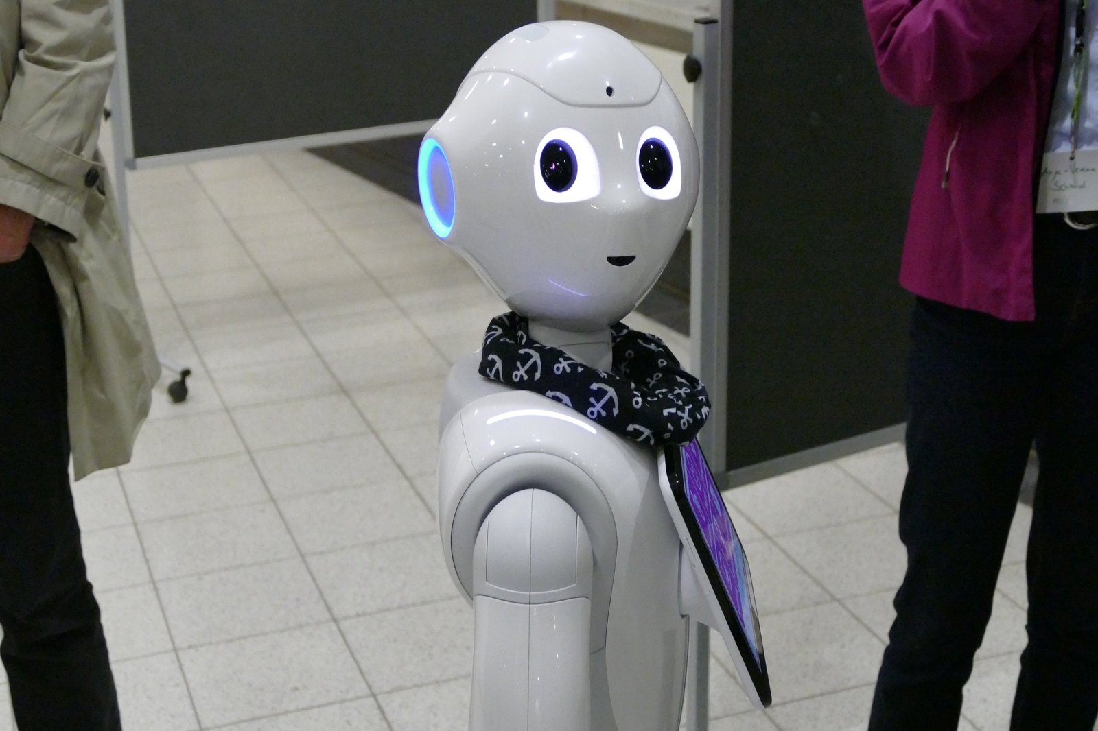 Ein weisser menschenähnlicher Roboter schaut in die Kamera.