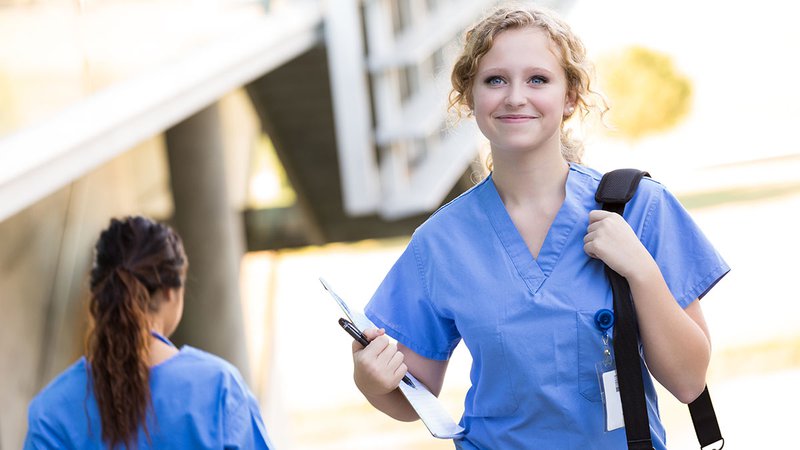 Pflegekräfte Pflegekraft in Berufsbekleidung