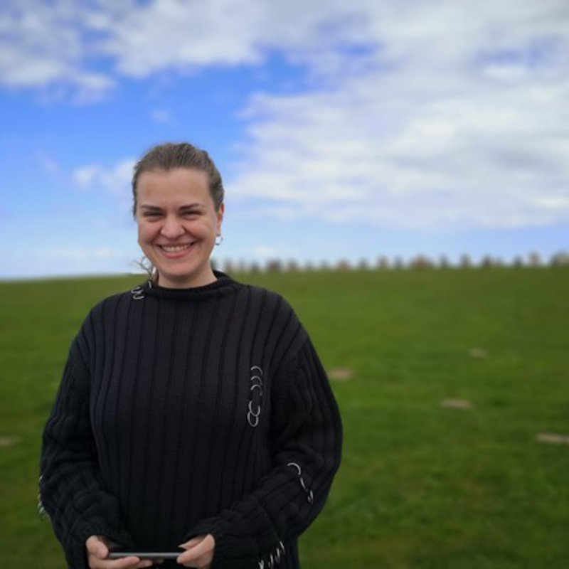 Im Vordergrund Marie Epler und im Hintergrund das schwedische Äquivalent zum Stonehenge: Ales Stenar. (Foto: Epler)