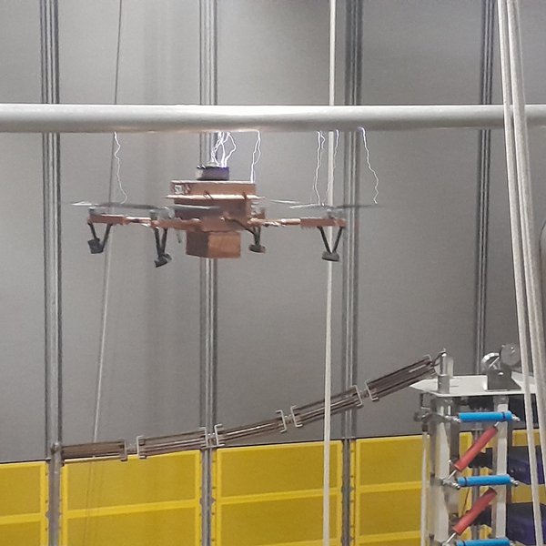 eine Drohne im Blitzlabor der FH Kiel unter Hochspannung im Blitzlabor der FH Kiel