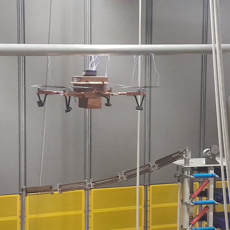 eine Drohne im Blitzlabor der FH Kiel unter Hochspannung im Blitzlabor der FH Kiel 