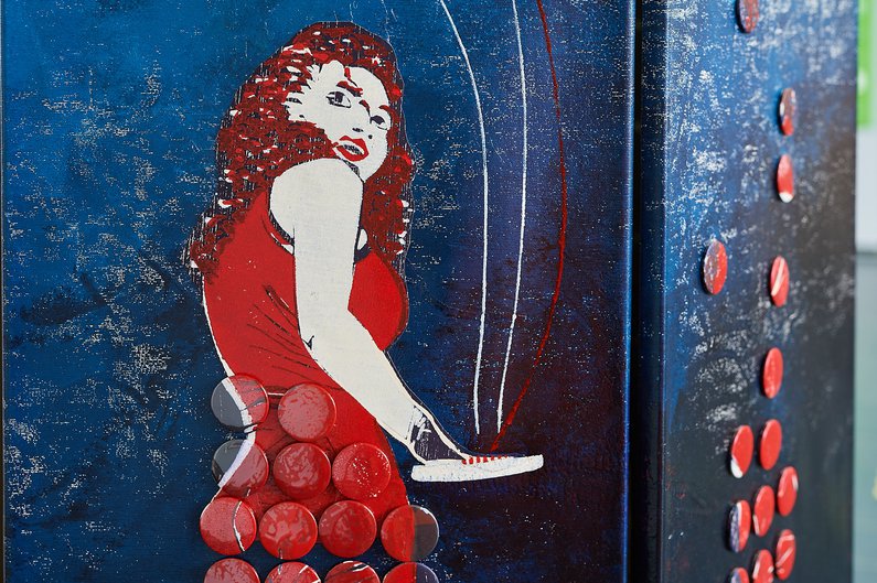 Leinwände im Foyer des MZG