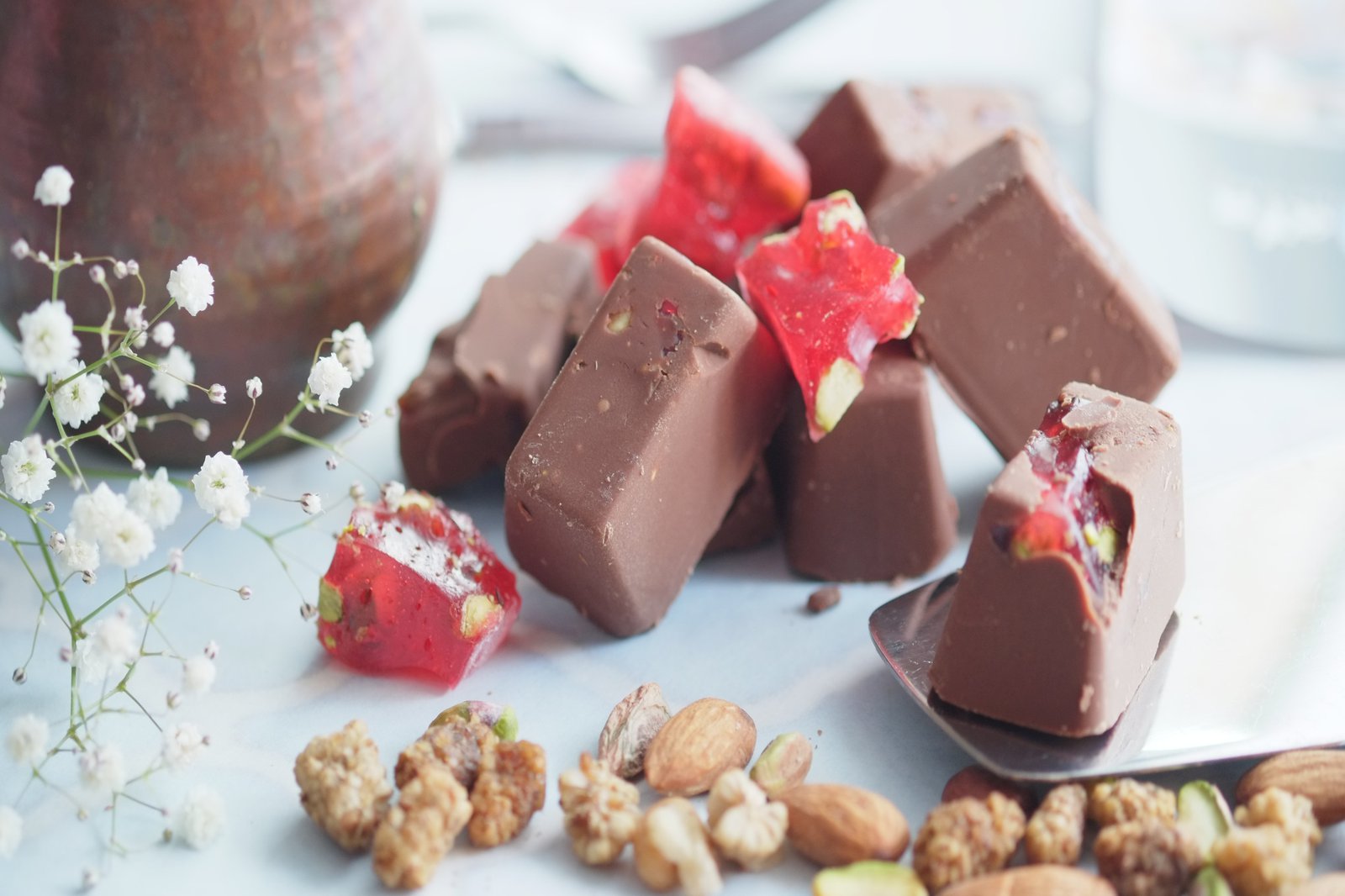 Süßigkeiten und Nüsse auf einem Tisch in Szene gesetzt.