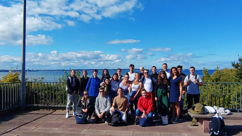 eine Gruppe Menschen auf einer Strandpromenade