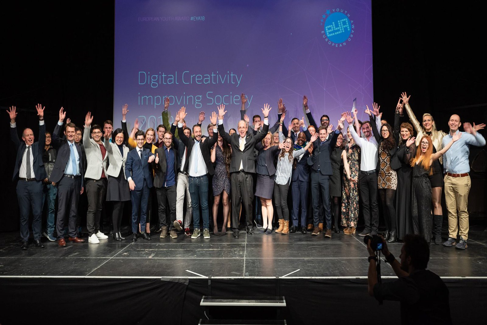 Das Abschlussfoto auf der Gala des EYA. Lisa Seibert steht rechts im Bild. Foto: Seibert.