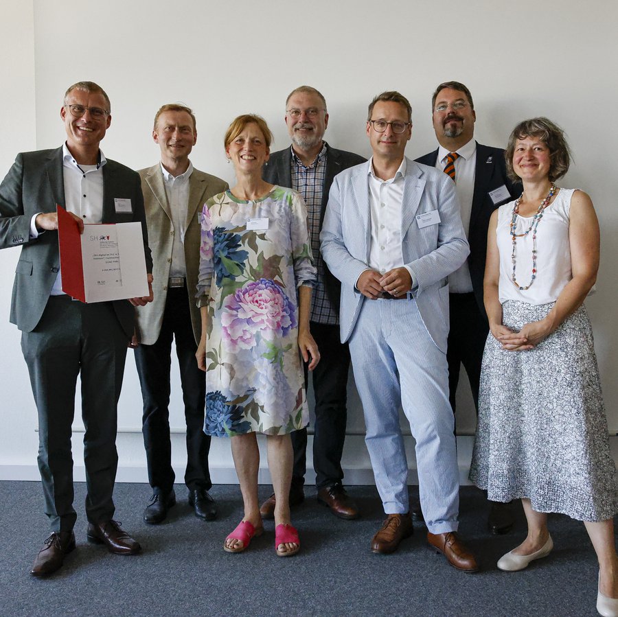 v.l.n.r. Prof. Dr. Björn Christensen, Dr. Andreas Borchardt, Ministerin Karin Prien, Markus Schack,Prof. Dr. Tobias Hochscherf, Prof. Dr.-Ing. Henning Strauß, Dr. Anja Franke-Schwenk