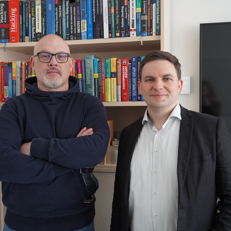 Prof. Dr. Andreas Aßmuth (links) und Prof. Dr. Klaas Ole Kürtz (rechts) verantworten den neuen Bachelor-Studiengang Cybersicherheit.
