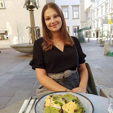 Portrait von Jana, sie strahlt, es ist ihr Geburtstag und sie genießt ein Stück Kuchen zur Feier des Tages