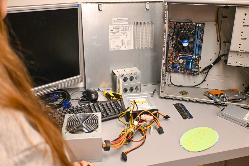 PC-Gehäuse und Computerteile zum Auseinander- und Zusammenbauen