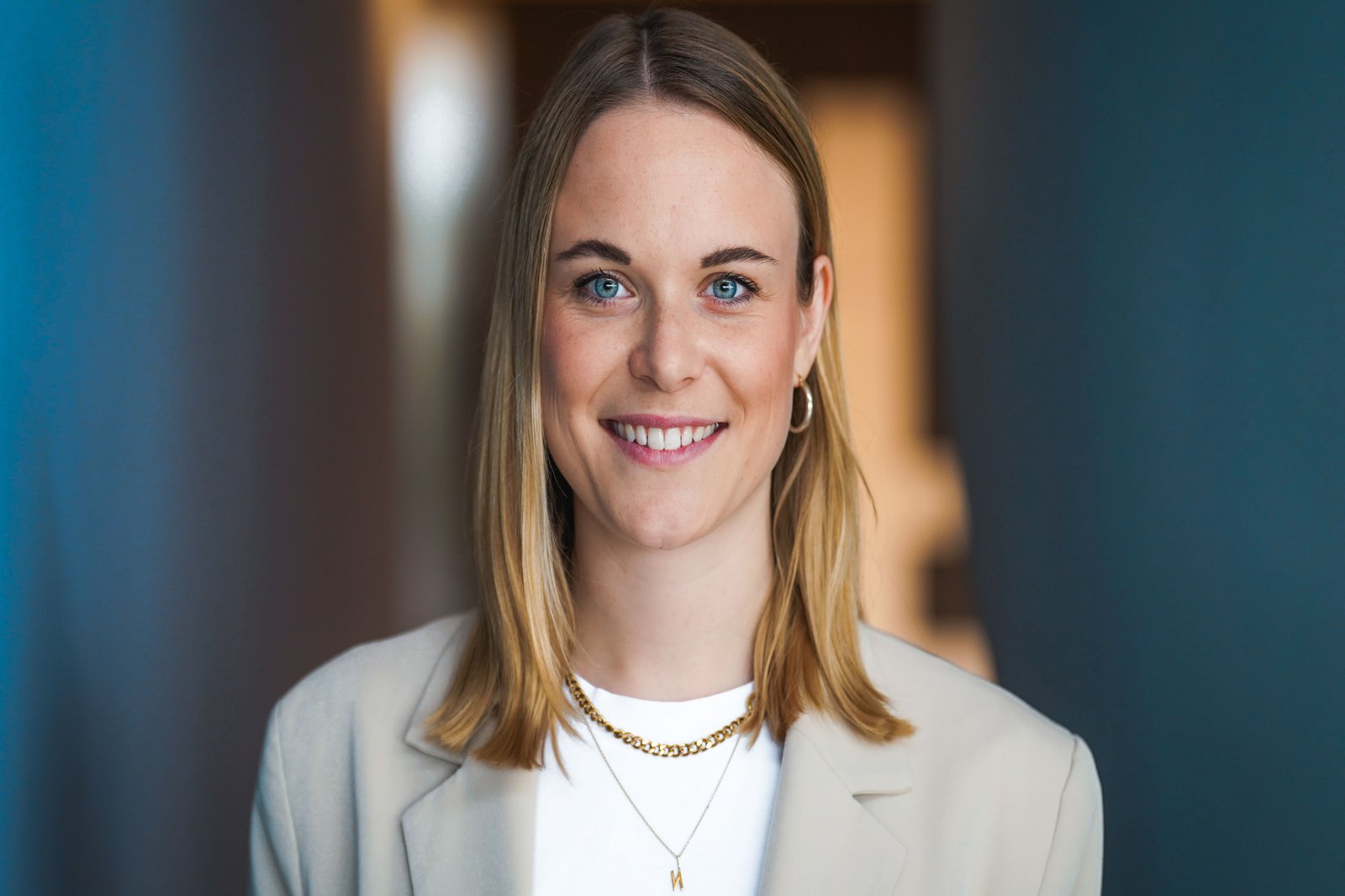 eine junge Frau lächelt in die Kamera