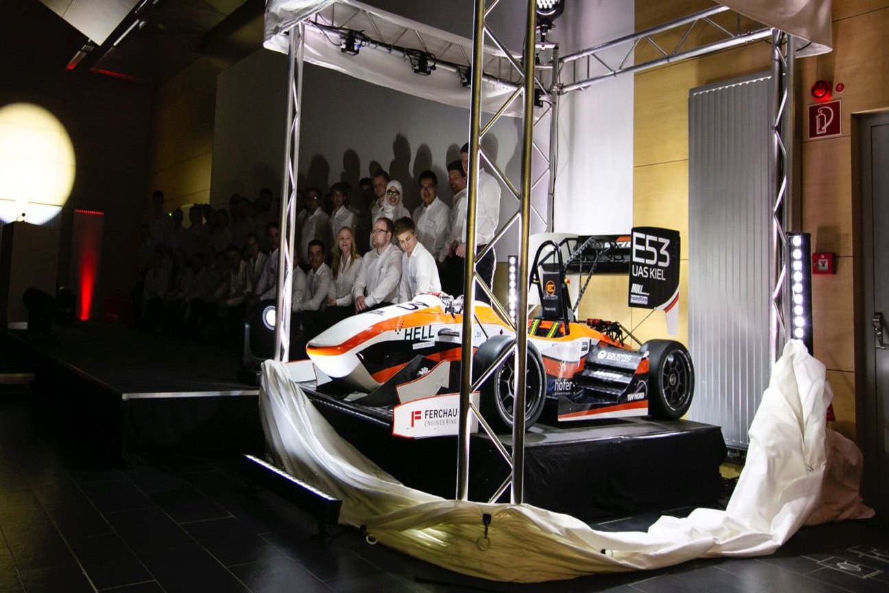 Mit Spannung erwartet: Die Präsentation des Wagens für die Saison 2018/19. Foto: Molter