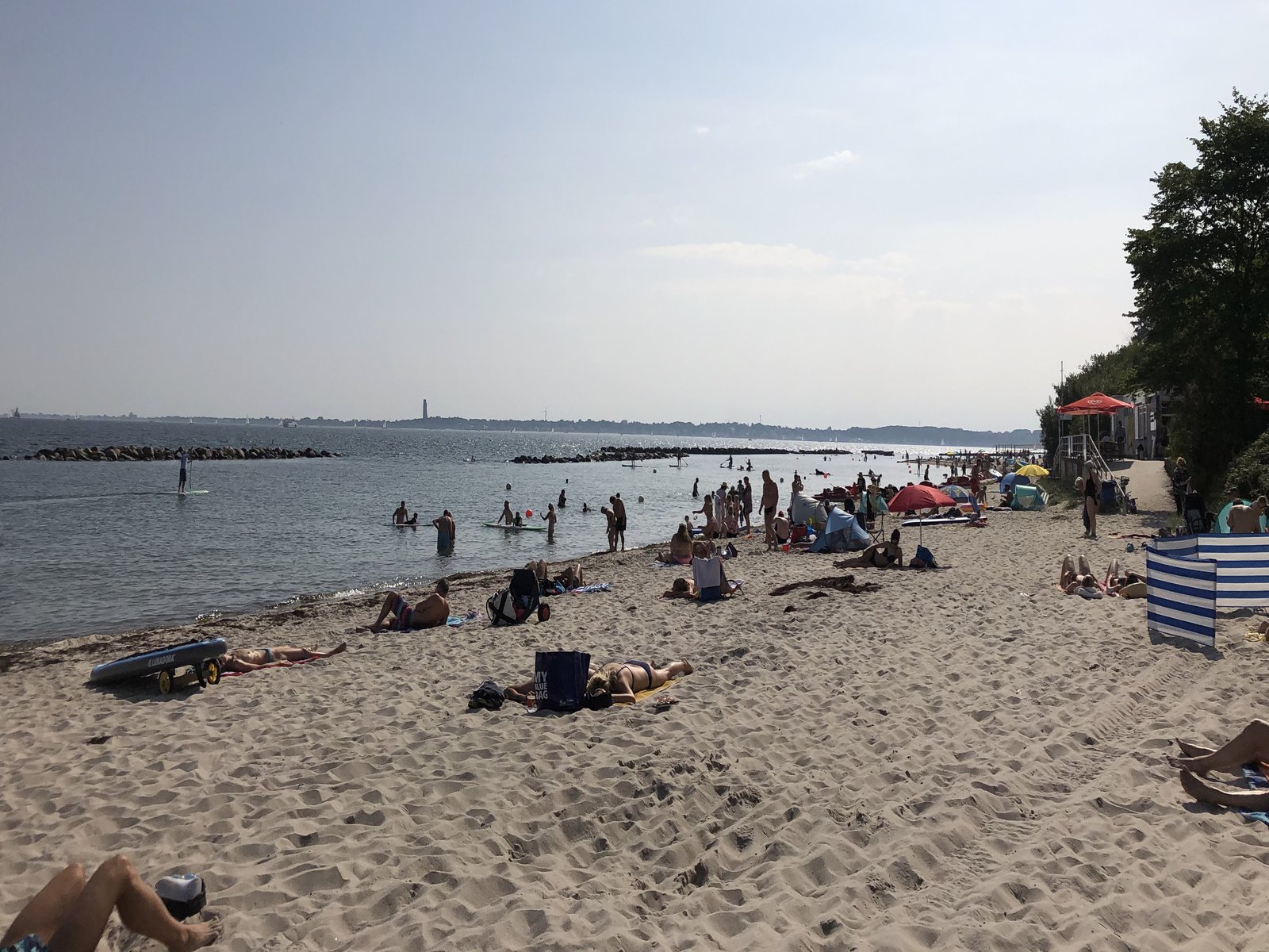 Das Bild zeigt einen Strandabschnitt