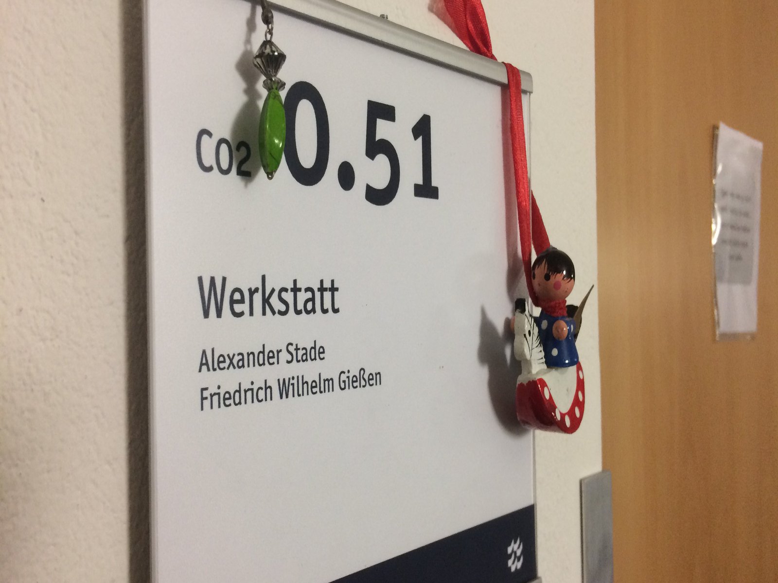  das Schild zur Werkstatt in der Zentralverwaltung der FH Kiel.