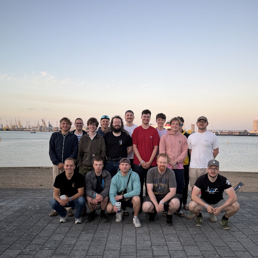 Gruppenfoto von Studierenden des Team Förde Racer der HAW Kiel, im Hintergrund Wasser