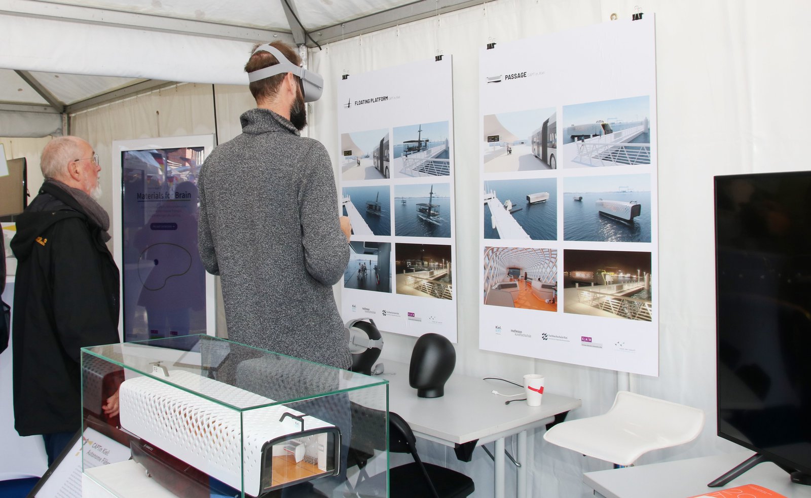 Tobias Gehrke (Muthesius Kunsthochschule) präsentiert das Kooperationsprojekt CAPTin Kiel mittels VR-Brille.