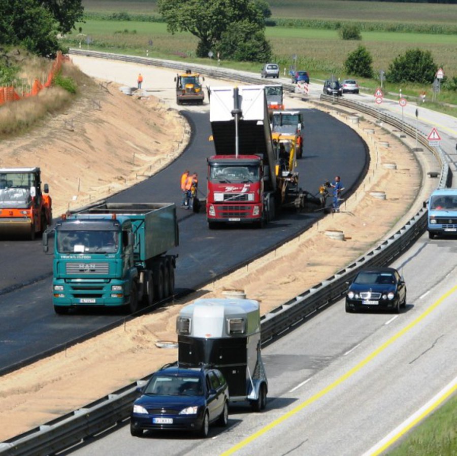 Ein Abschnitt einer Autobahnstrecke, der neu mit Teer versehen wird.