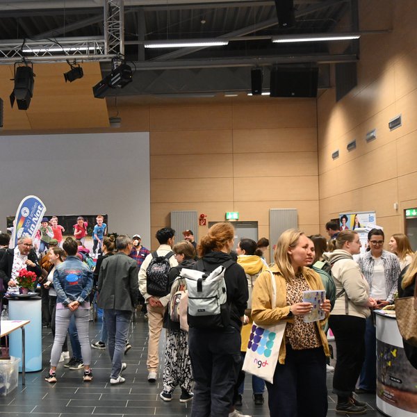 Blick in den Audimax der FH Kiel am Tag der Praxismesse Soziale Arbeit 2025