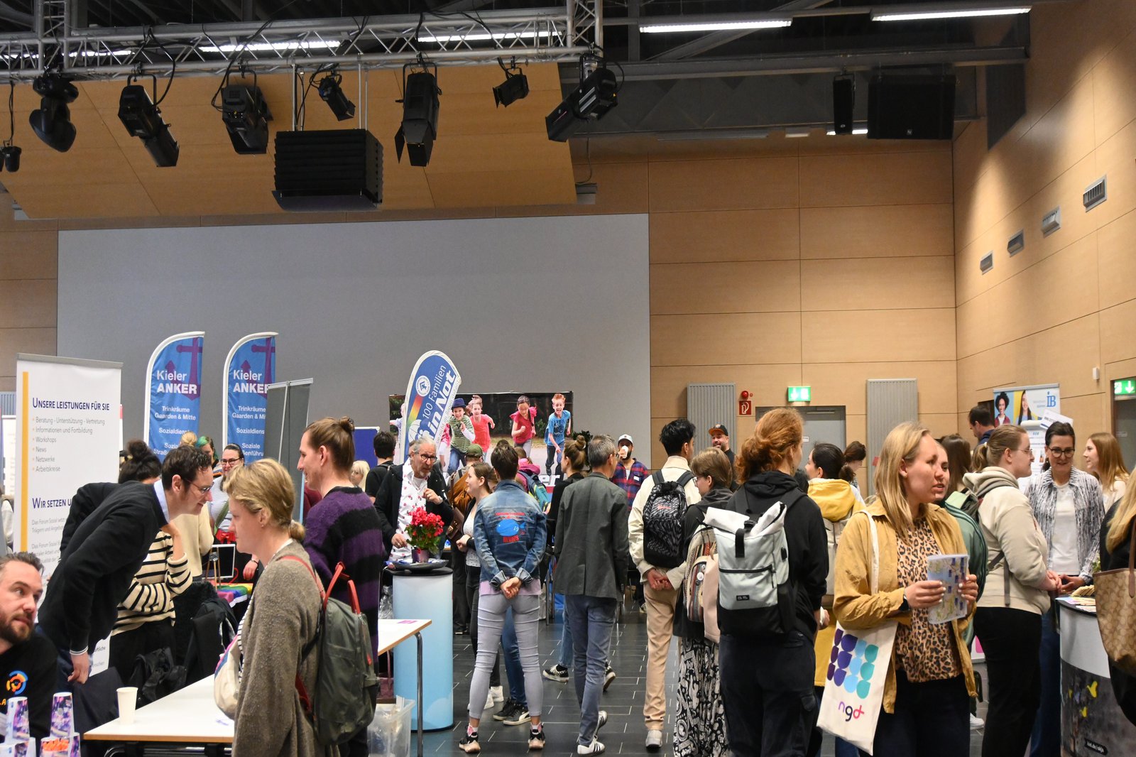 Menschen auf einer Messe.