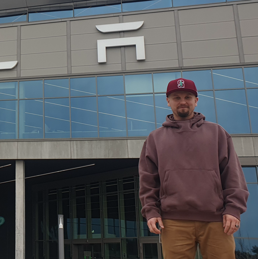 Ein Mann vor einer Fabrik