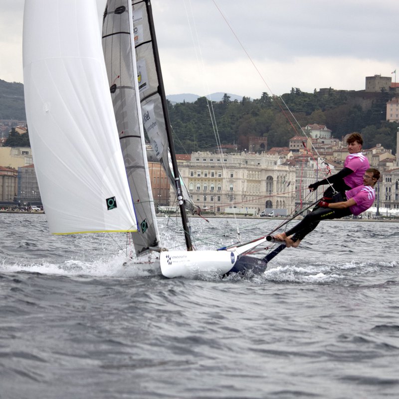 Zwei Männer auf einem Schiff