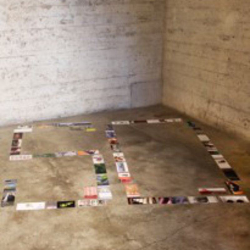 Auf demk Boden des Bunker-D, der FH Kiel, ist eine große "50" ausgelegt.