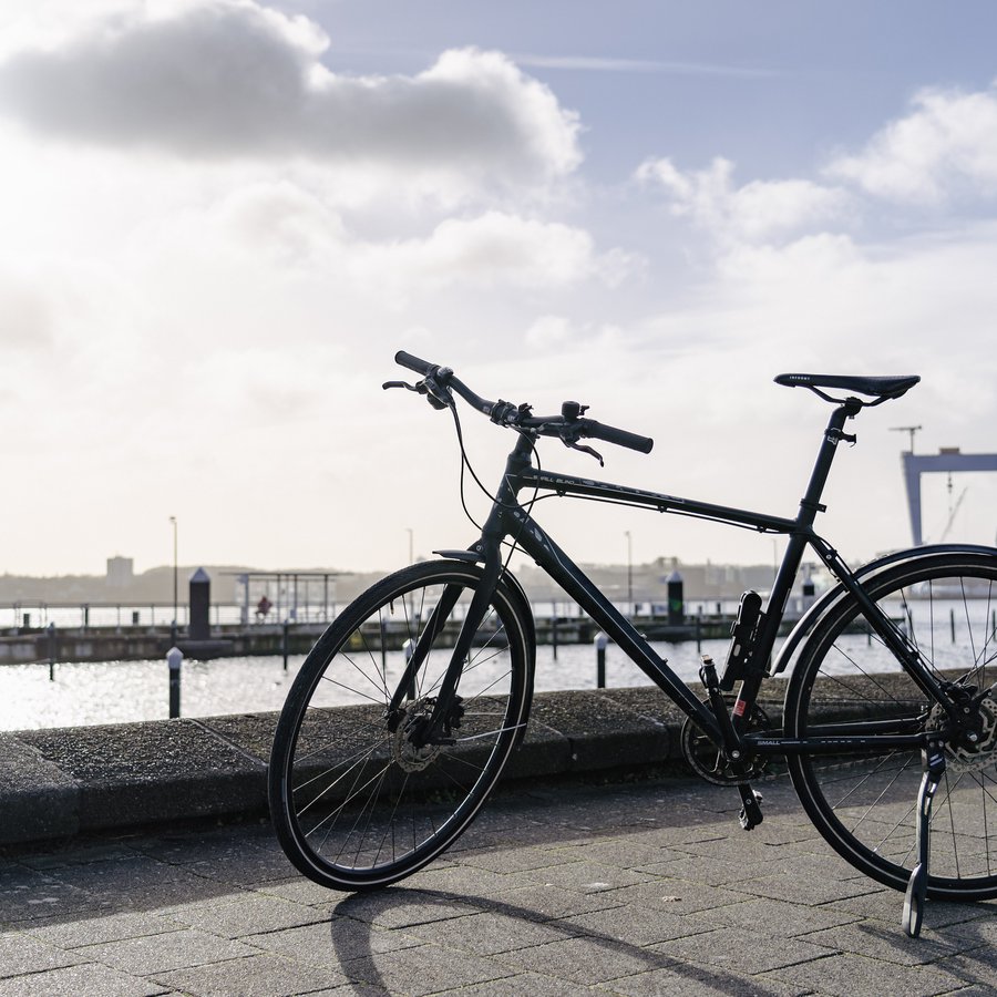 Fahrrad steht an Kai