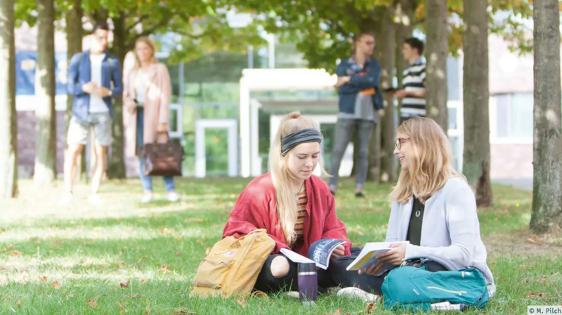 zwei Studentinnen auf dem Rasen