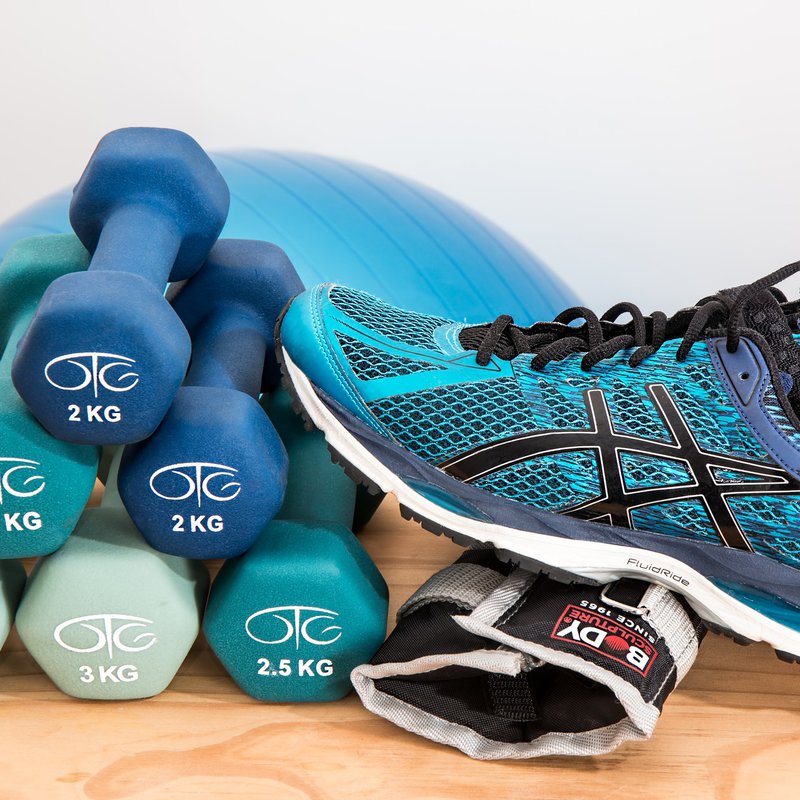 Gewichte und Sportschuhe