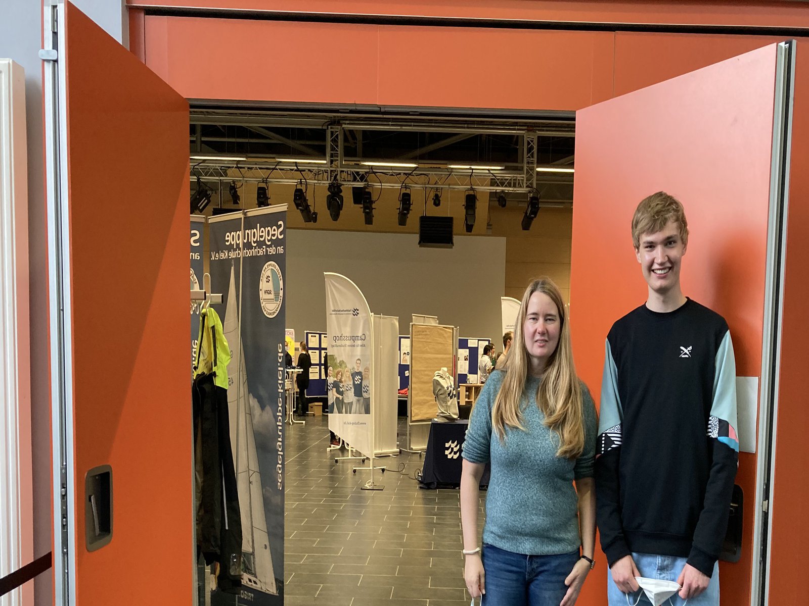 eine Frau und ein Mann am Eingang zum Audimax