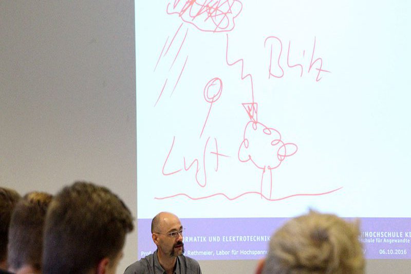 Prof. Dr. Kay Rethmeier Prof. Dr. Kay Rethmeier erklärt anhand einer Skizze die Entstehung von Blitzen beim Tag der Technik