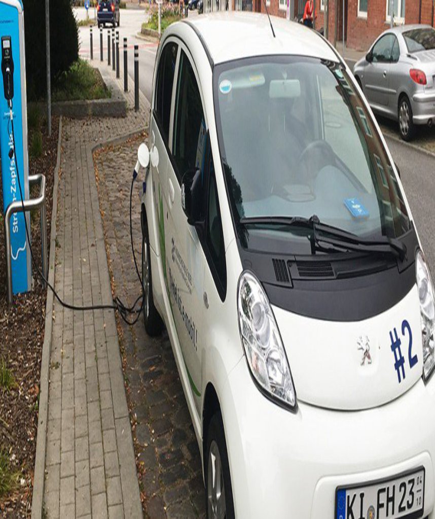 Ein E-Mobil mit der Nummer Zwei steckt an der Ladesäule.