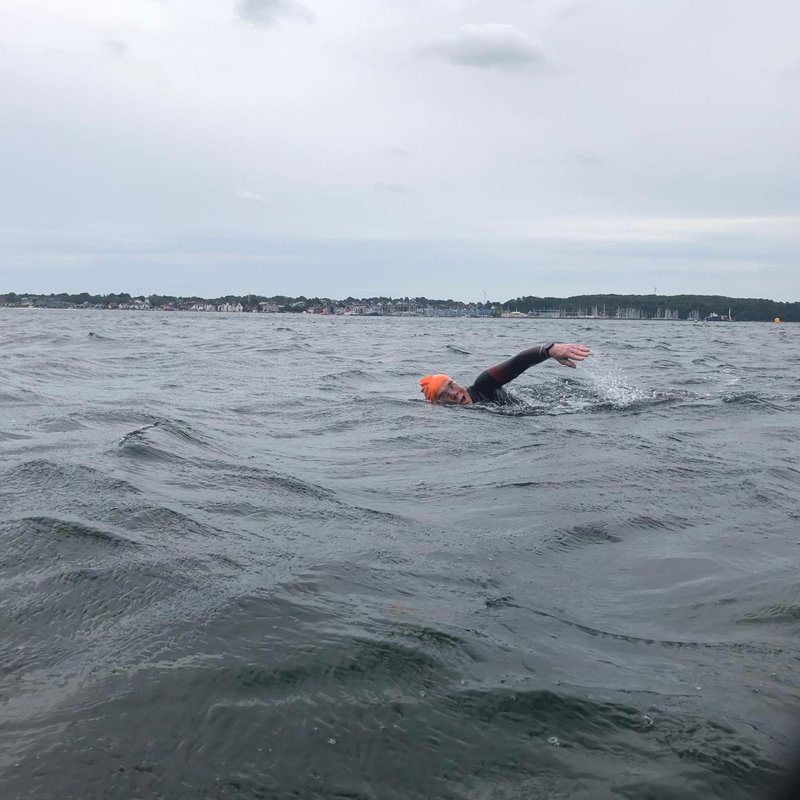 Mann der schwimmt