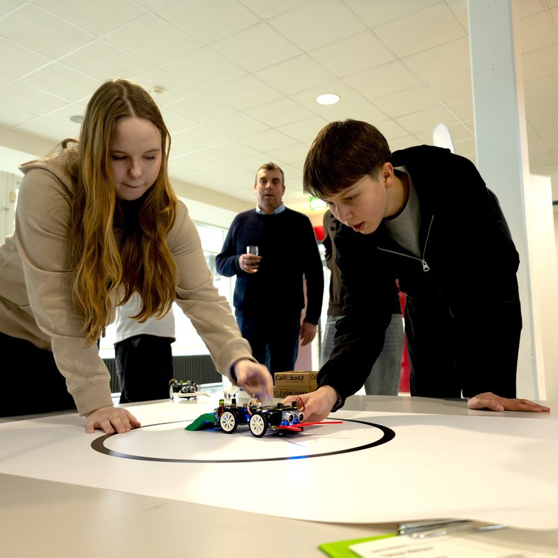 In der Sumobot Arena treten die Roboter von zwei Teams gegeneinander an mit dem Ziel, sich gegenseitig über die Arenabegrenzung zu schieben. 