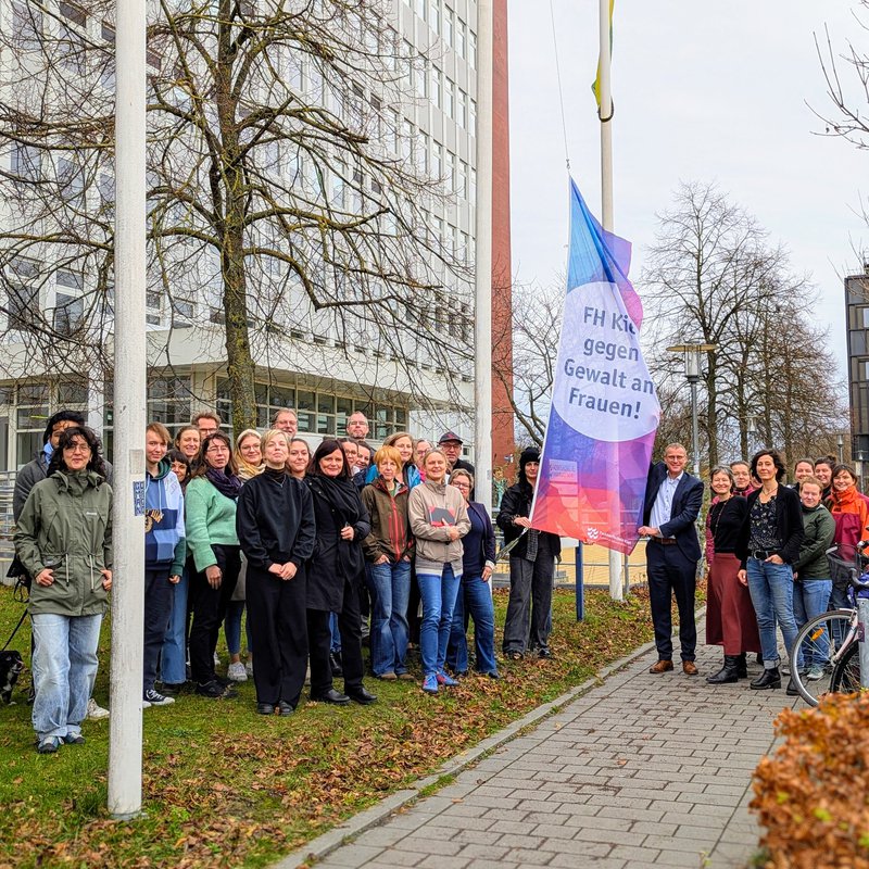 Gruppenfoto mit Flagge