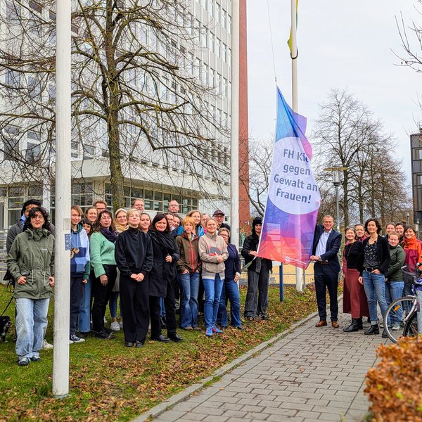 Gruppenfoto mit Flagge