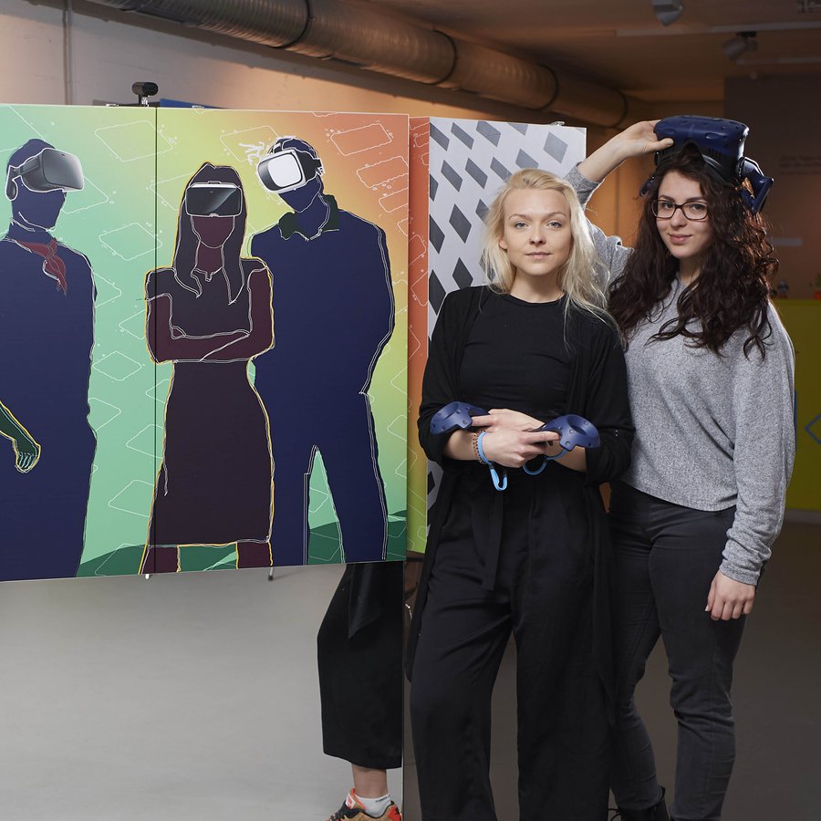 Foto: Andreas Diekötter Zwei Frauen mit VR-Brillen