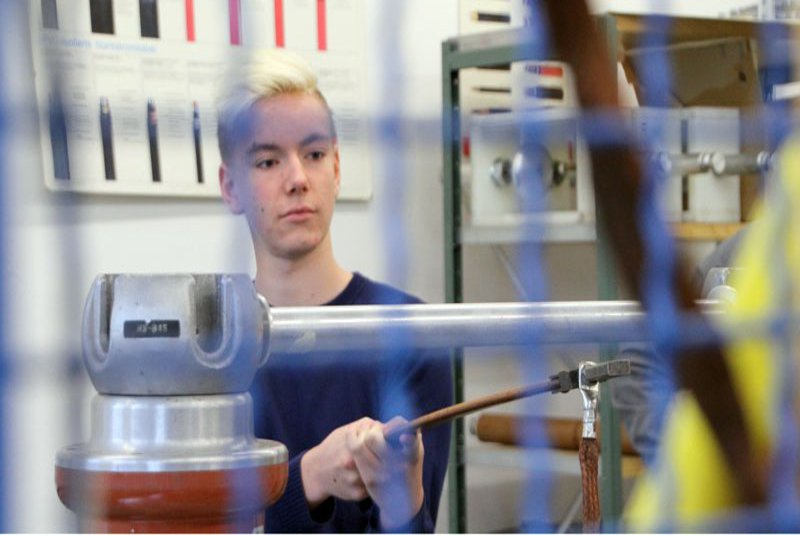 Schüler im Hochspannungslabor Schüler erdet einen Aufbau im Hochspannungslabor der Fachhochschule Kiel