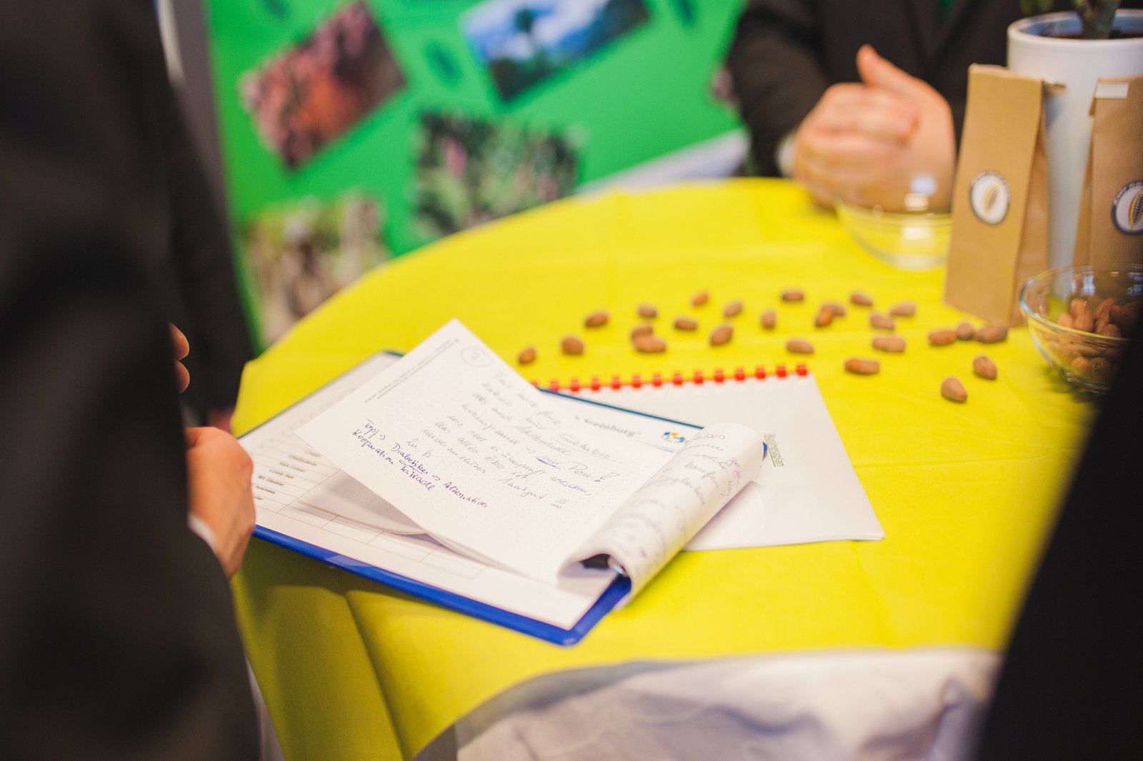 Schüler-Gründungswettbewerb Blick auf einen Stehtisch, auf dem eine Kladde liegt