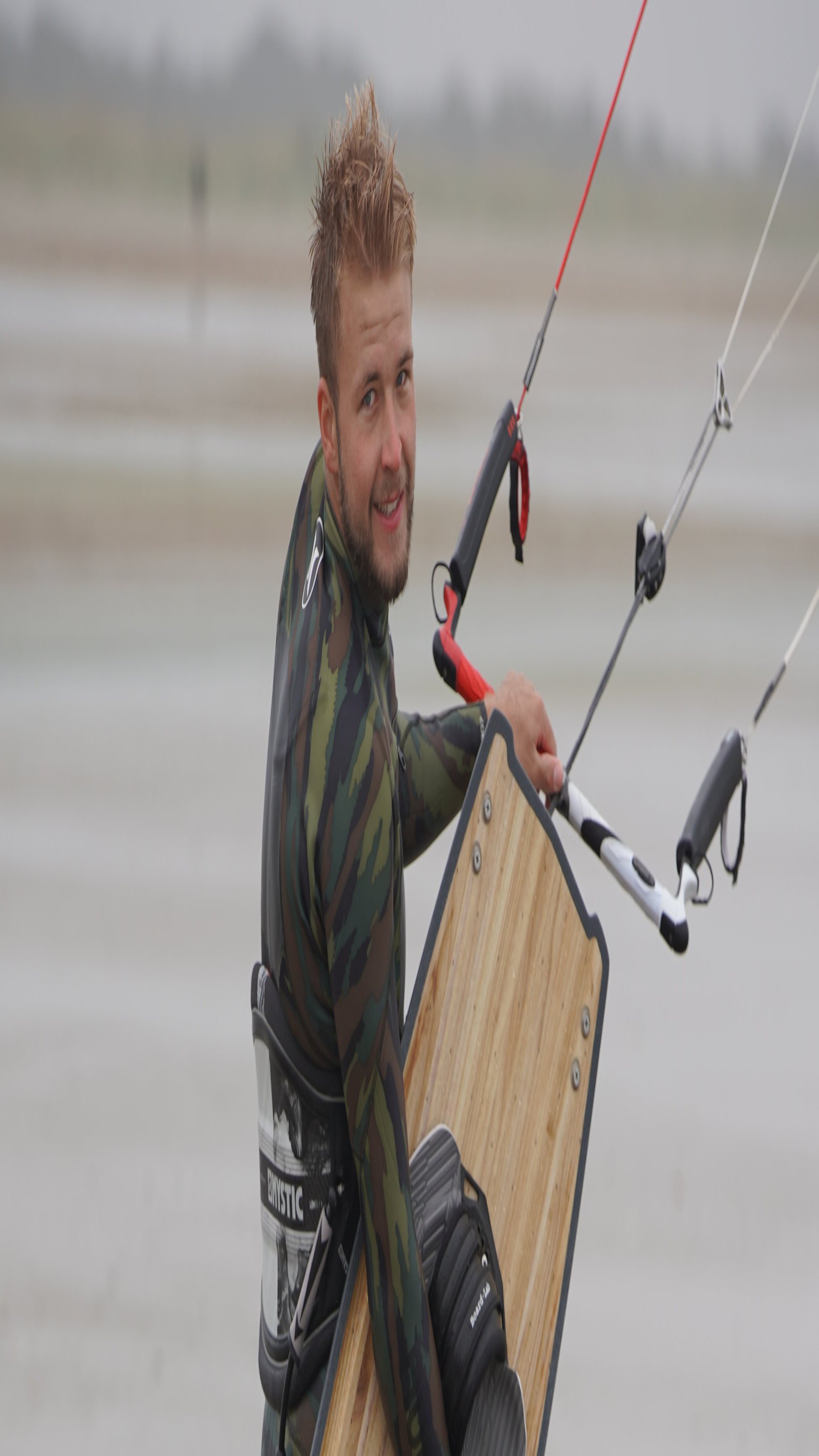 Mit seinen Kollegen schafft Julius eine Alternative zum Wassersport auf Kunststoff-Boards. (Foto: Gedamke)