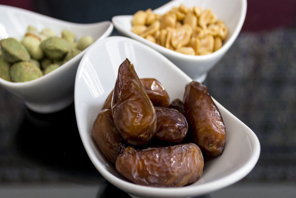 Drei Schalen mit unterschiedlichen Snacks.