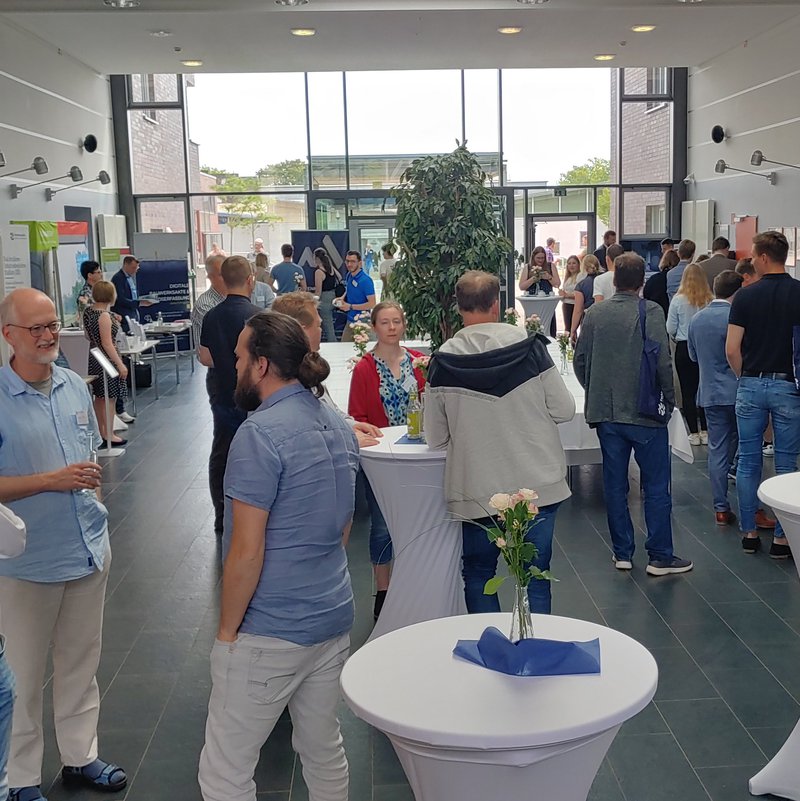 Menschengruppe in Foyer