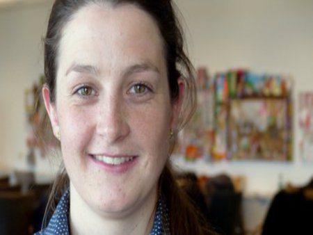 Eine Studentin schaut motiviert in die Kamera.