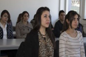 Eine Gruppe Studierender sitzen in einem Seminarraum.