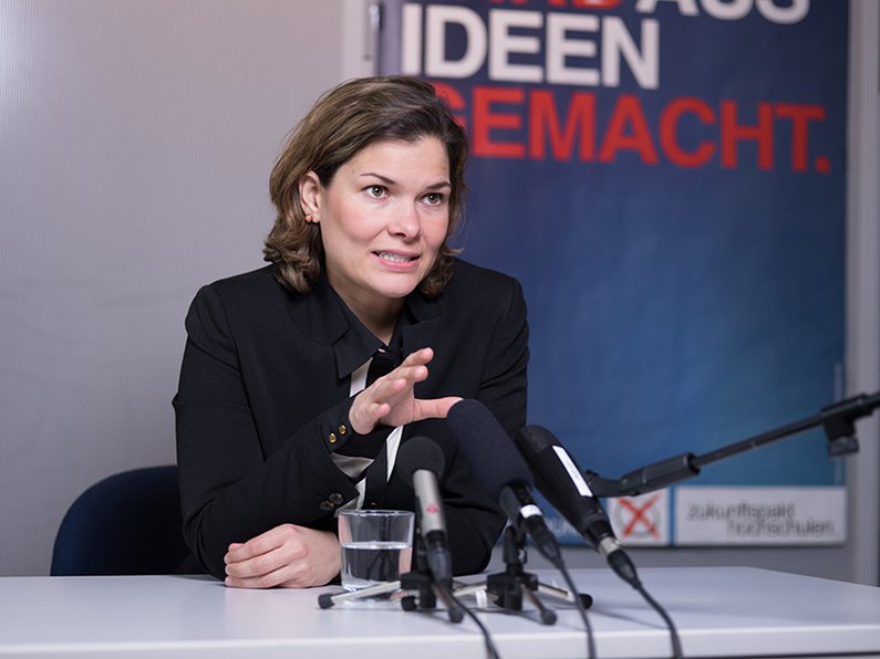 Public Relations Public Relations - Pressesprecherin bei einer Pressekonferent