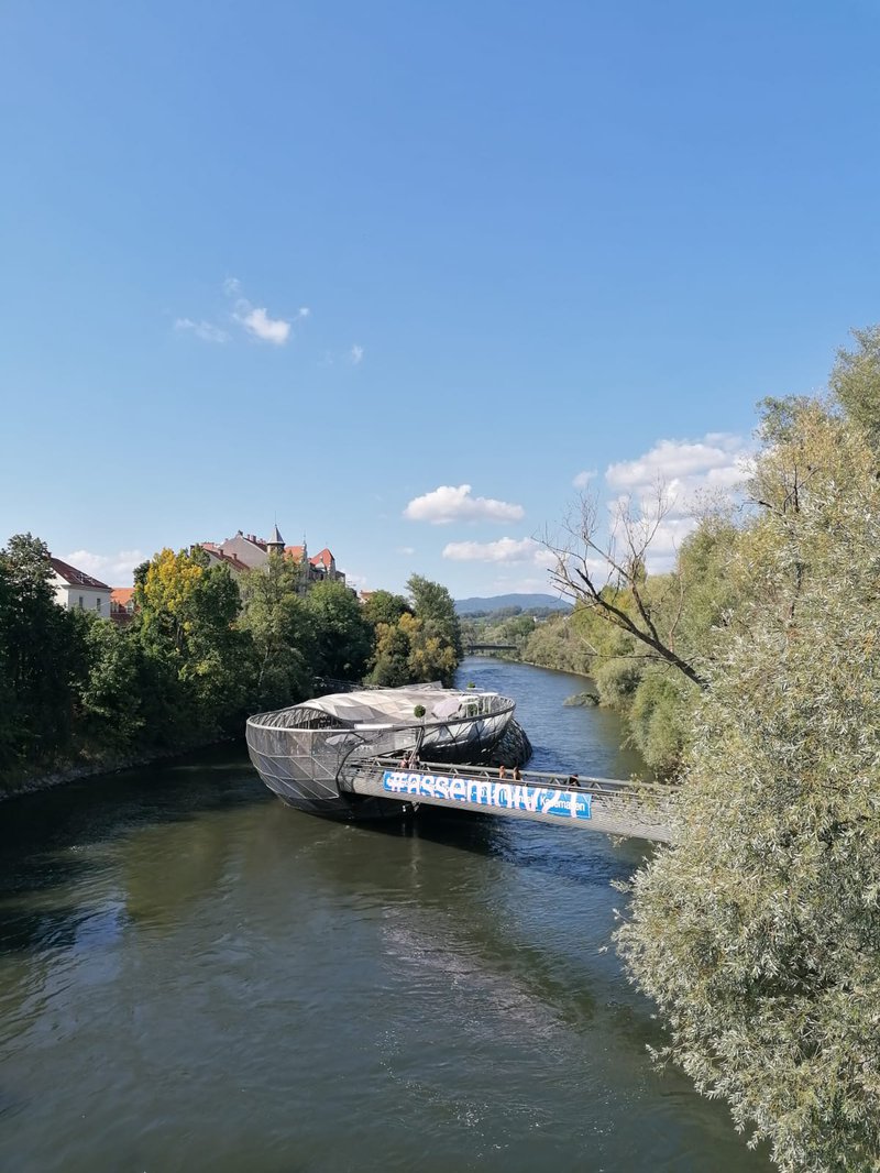 die Ufer mitten in Graz, verbunden durch die Murinsel