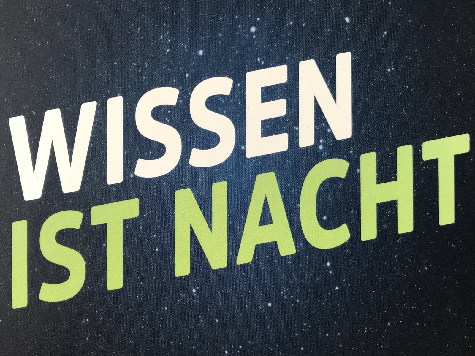 Dir Grafik zeigt den Schriftzug "Wissen ist Nacht".
